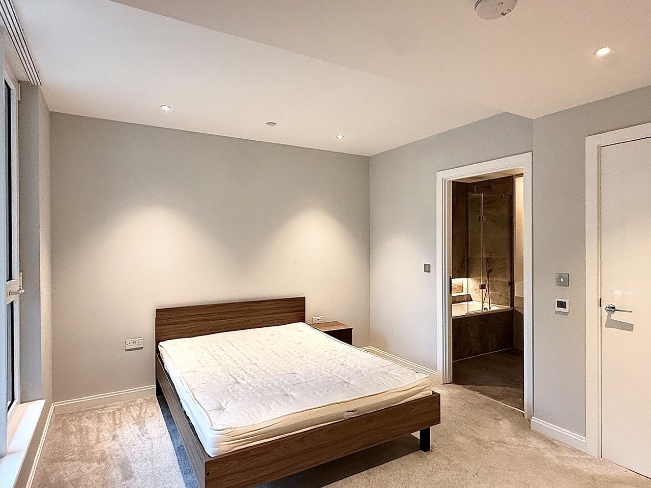 Flat Kennington Lane in Greater London