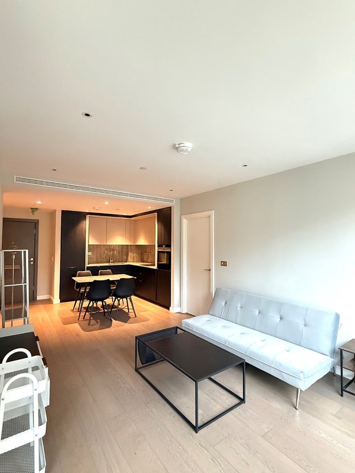 Flat Kennington Lane in Greater London