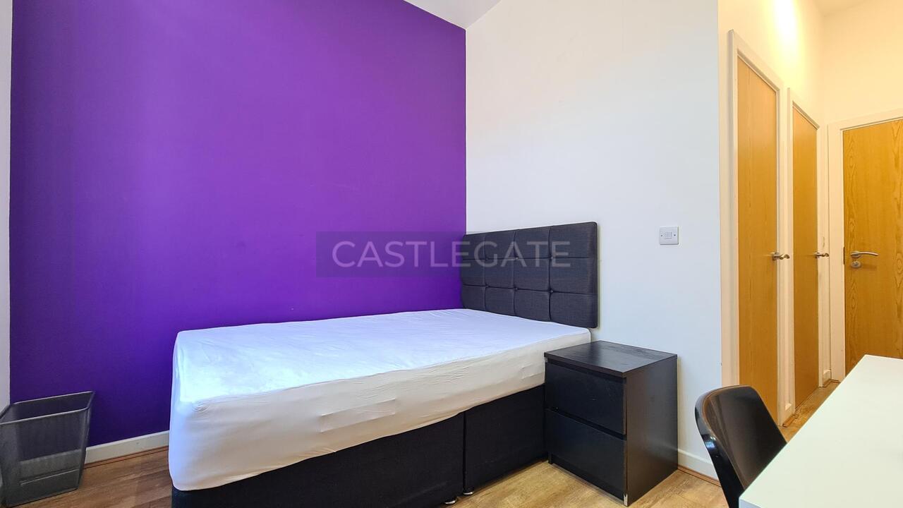 Room Threadneedle Street in Kirklees