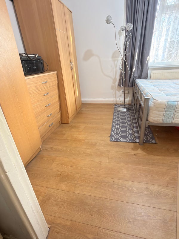 Room Rogers Road in Greater London