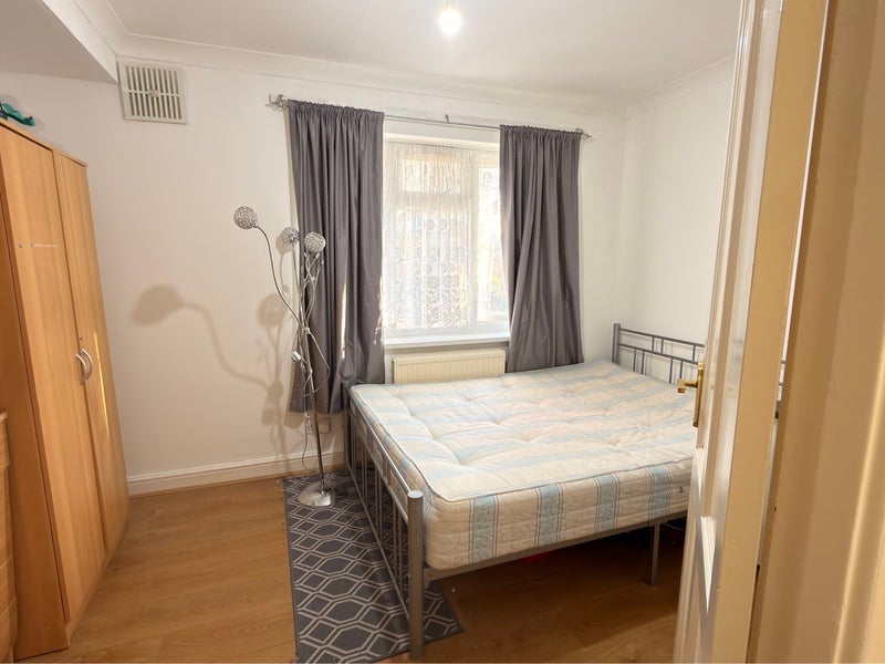 Room Rogers Road in Greater London