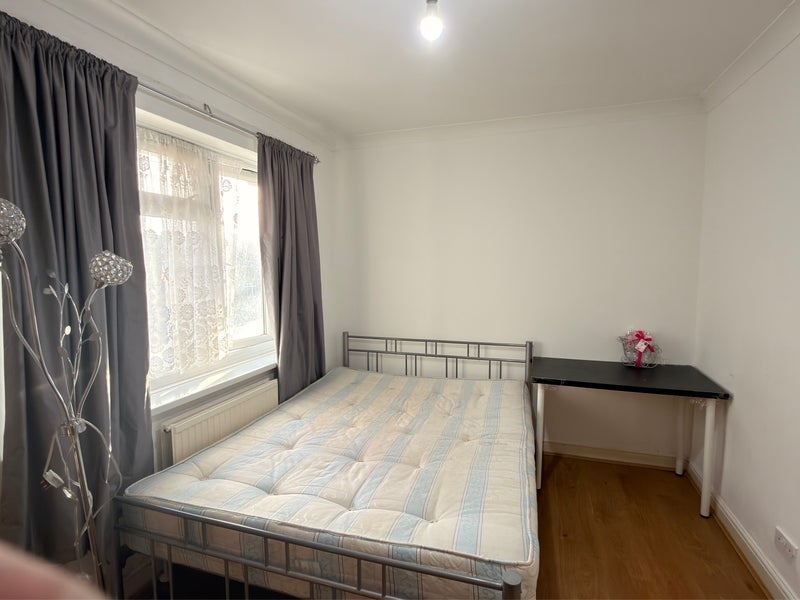 Room Rogers Road in Greater London