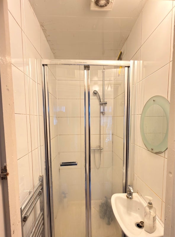 Room Rogers Road in Greater London