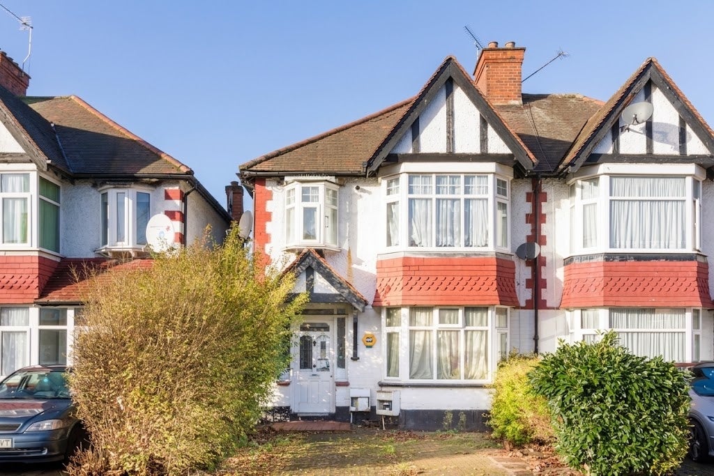 Flat Rosslyn Crescent in Greater London