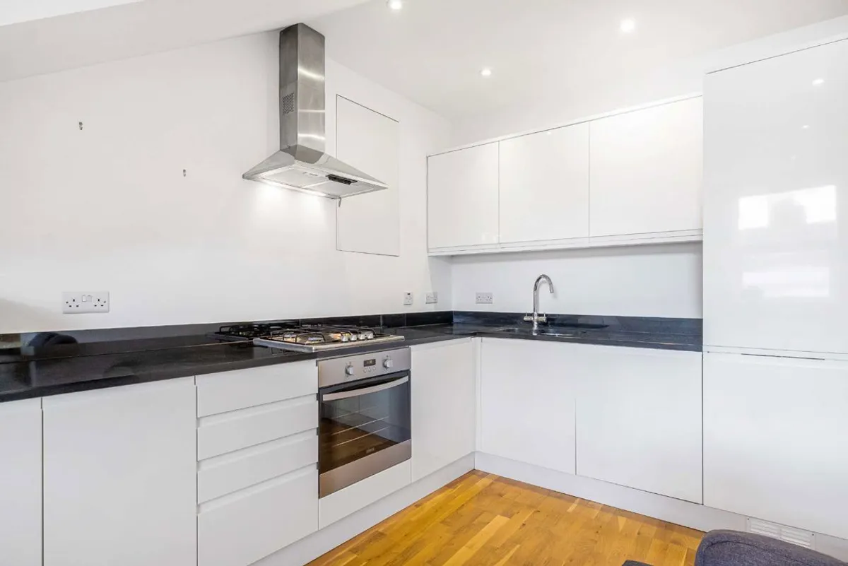 Flat Balham High Road in Greater London