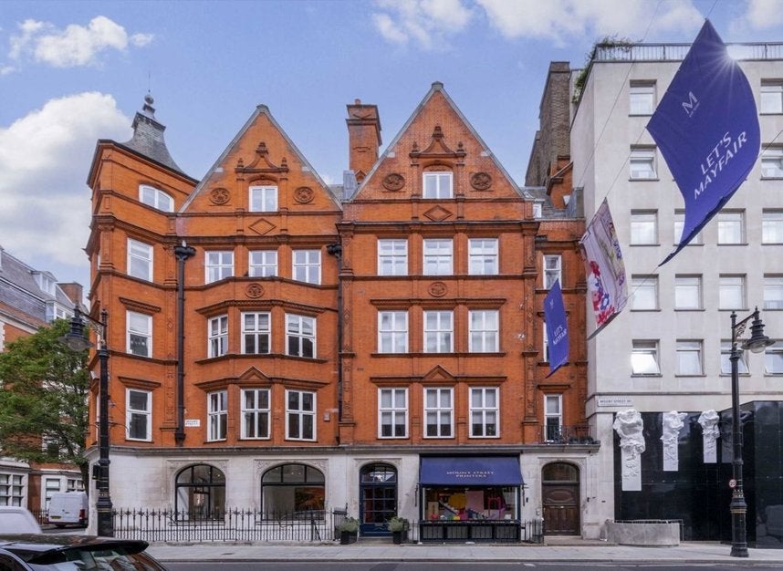 Flat Mount Street in City of Westminster