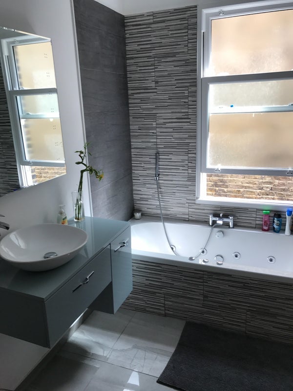 Room Longley Road in Greater London