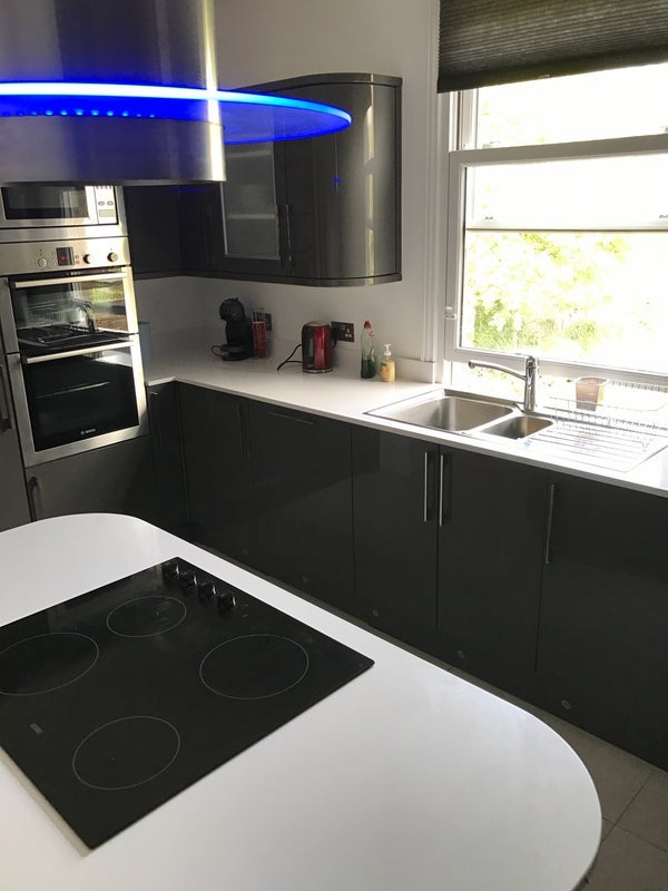 Room Longley Road in Greater London