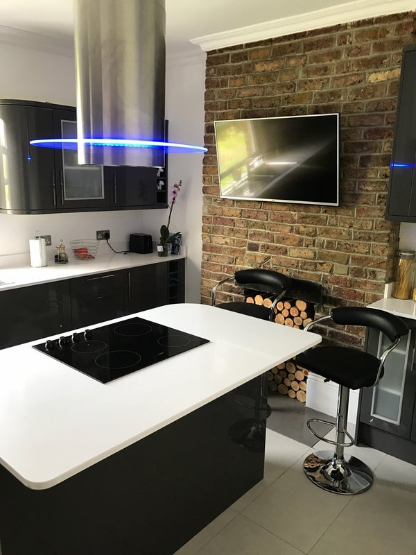 Room Longley Road in Greater London