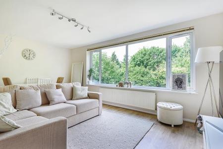 Flat Russell Court in Chesham