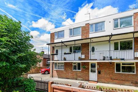 Flat Russell Court in Chesham
