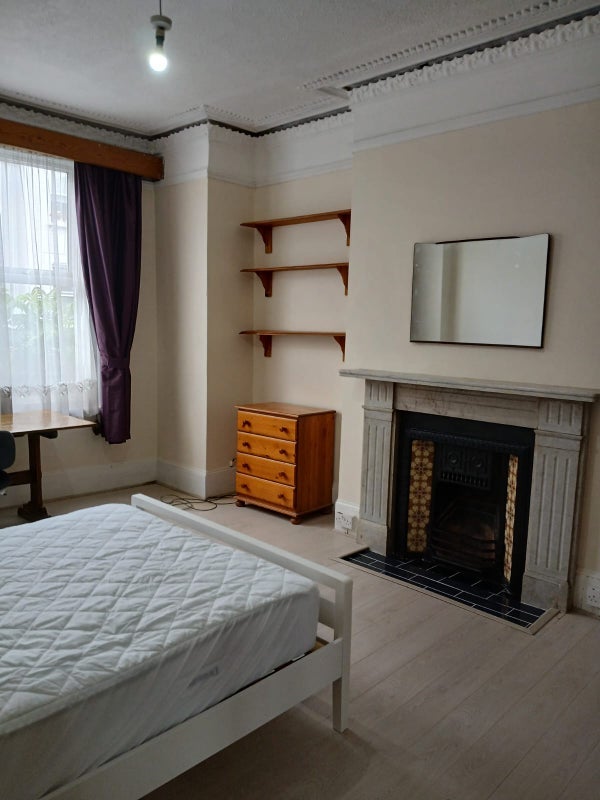 Room Rhodesia Road in Greater London