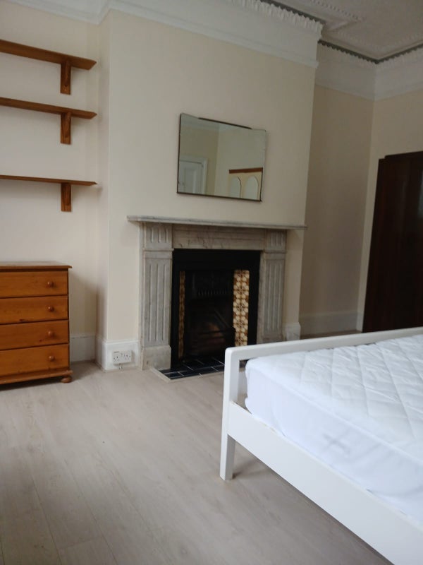 Room Rhodesia Road in Greater London