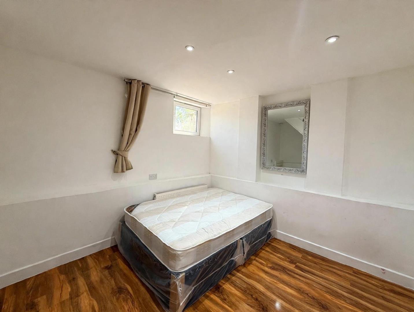 Flat Lynton Road in Greater London