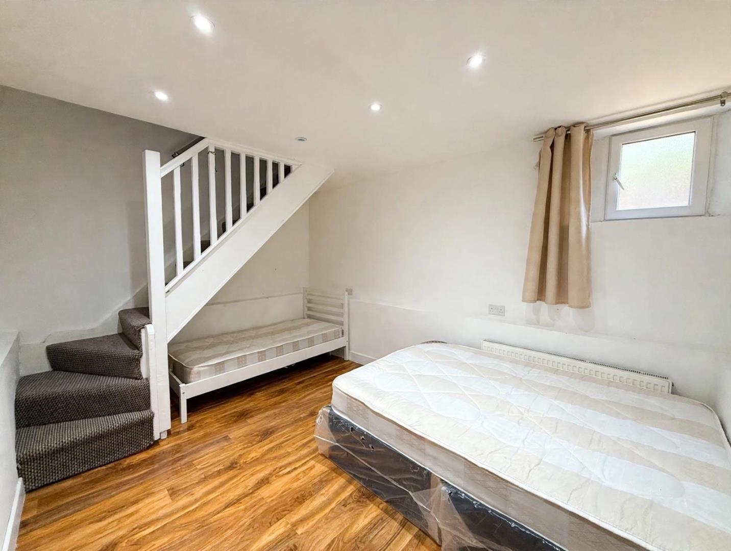 Flat Lynton Road in Greater London