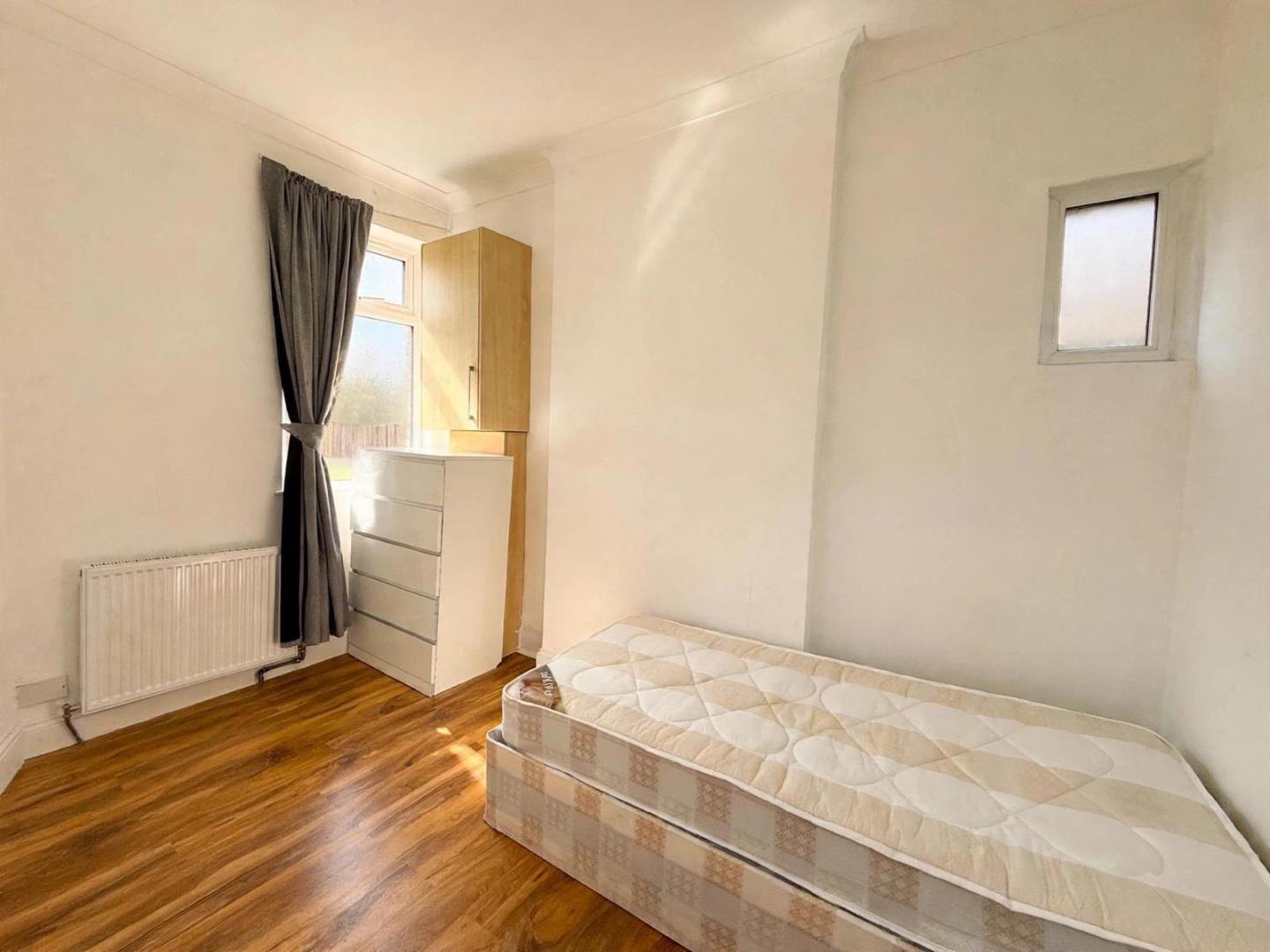 Flat Lynton Road in Greater London