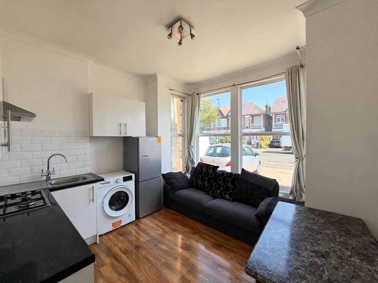 Flat Lynton Road in Greater London