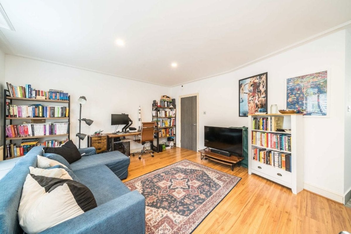 Flat Swan Street in Greater London