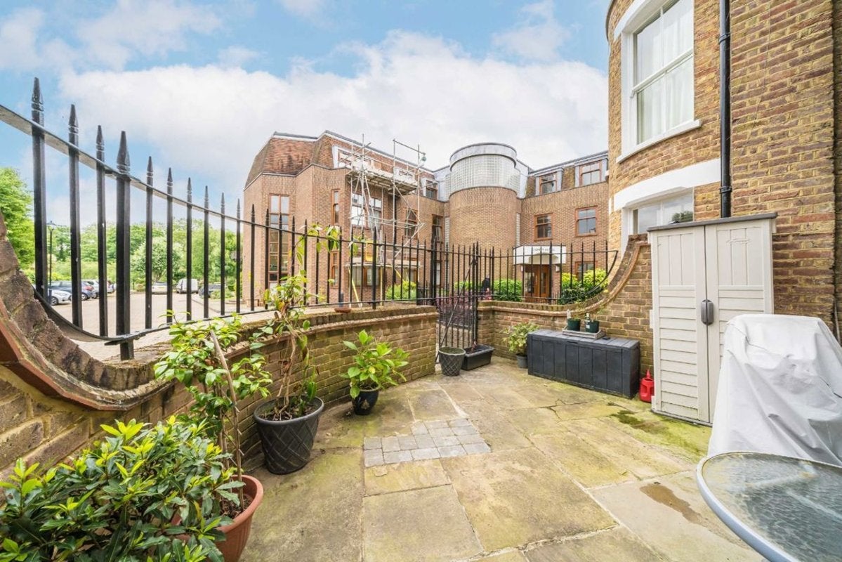 Flat Swan Street in Greater London