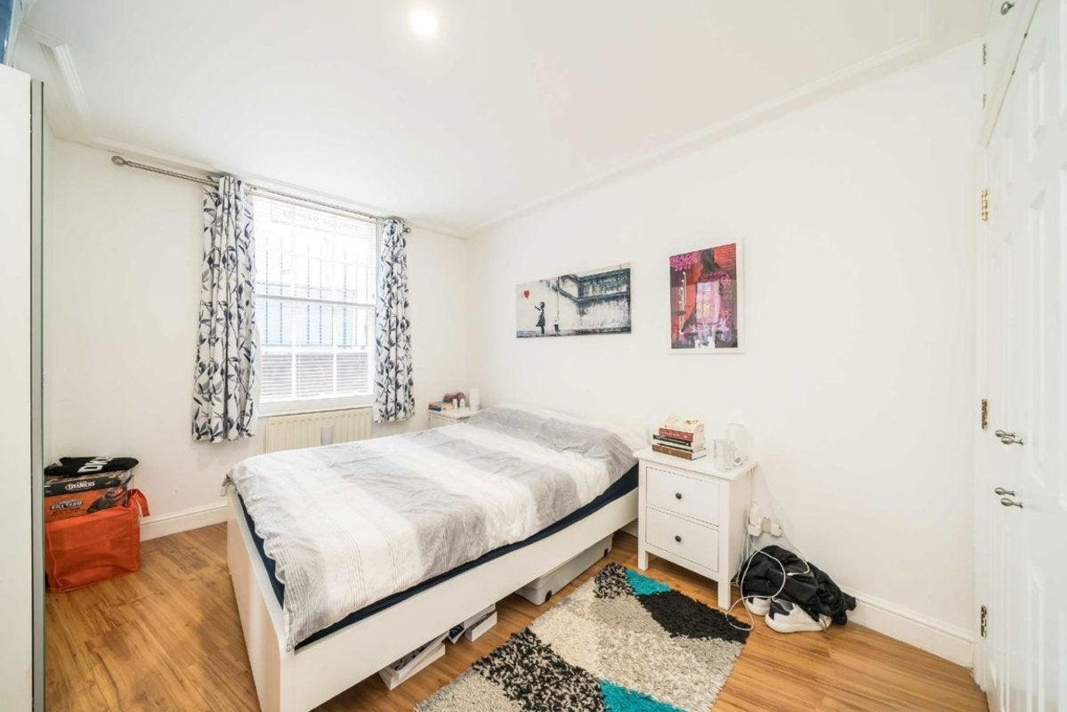 Flat Swan Street in Greater London