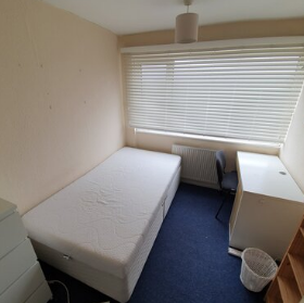 Room Long Meadow Way in Canterbury
