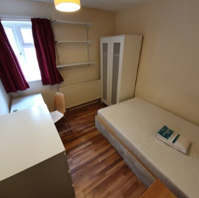 Room Long Meadow Way in Canterbury