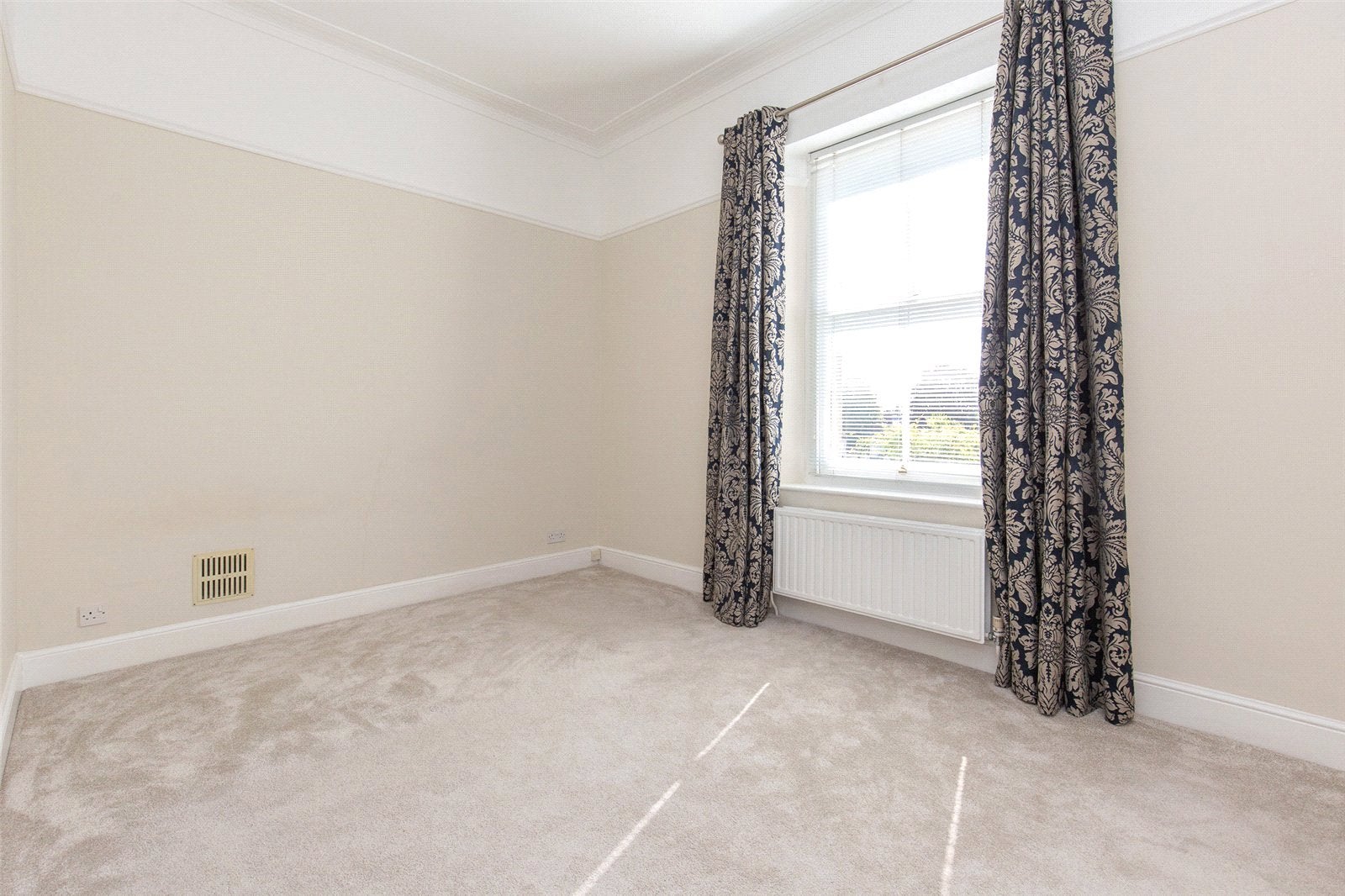Flat Apsley Road in Bristol