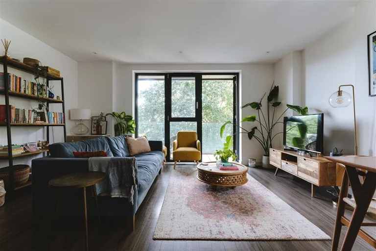 Flat Kay Street in Greater London