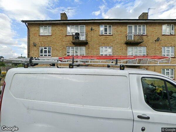 Flat Bushfield Crescent in Greater London