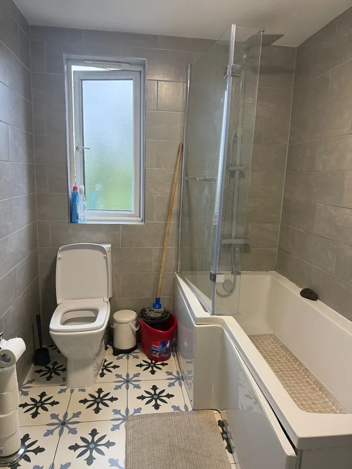 Room Ilderton Road in Greater London