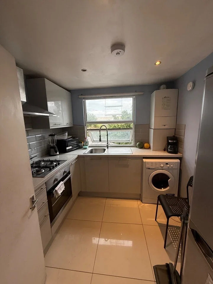Room Ilderton Road in Greater London