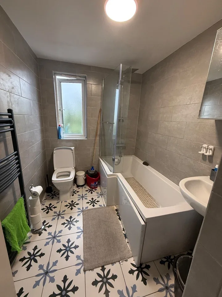 Room Ilderton Road in Greater London