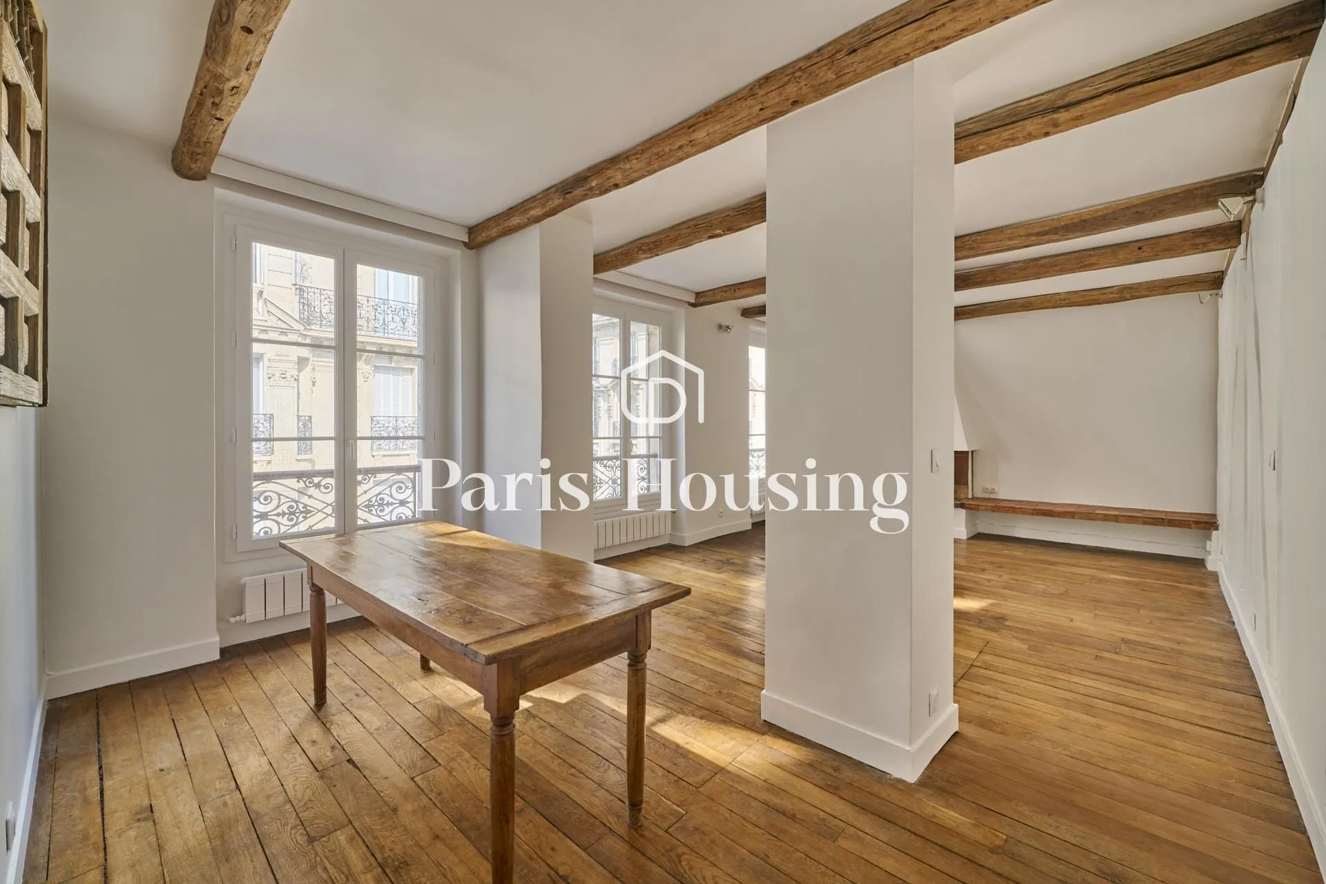 Flat Rue Rennequin in Paris