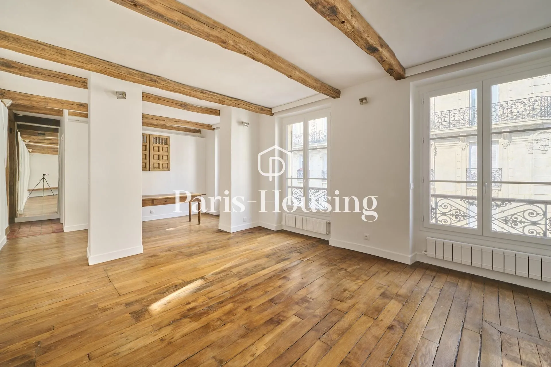 Flat Rue Rennequin in Paris
