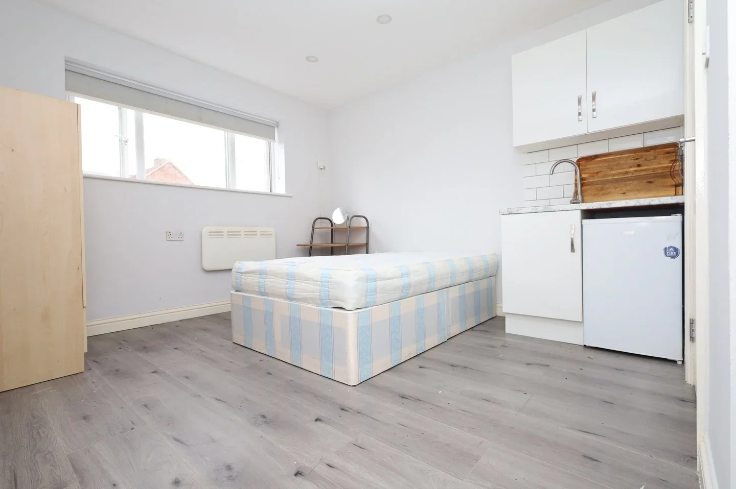 Flat Denham Road in Greater London