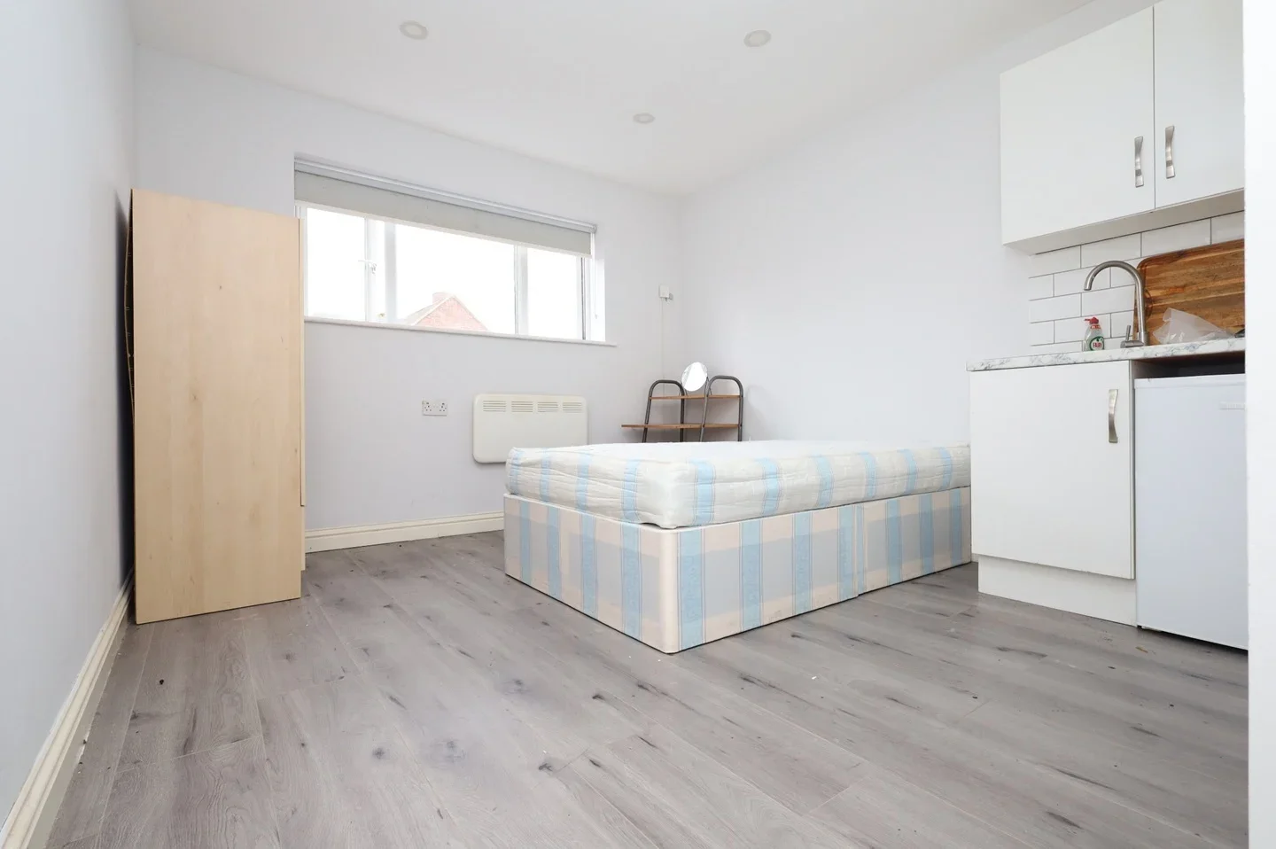 Flat Denham Road in Greater London