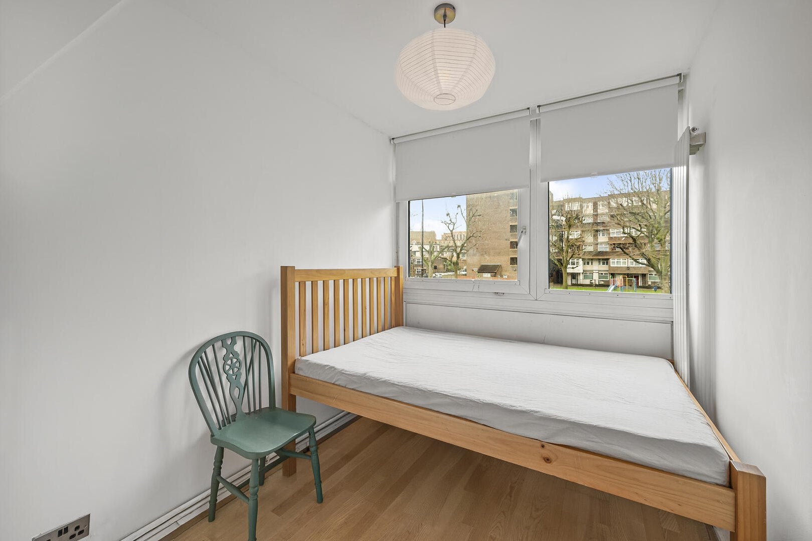 Flat Hanbury Street in Greater London