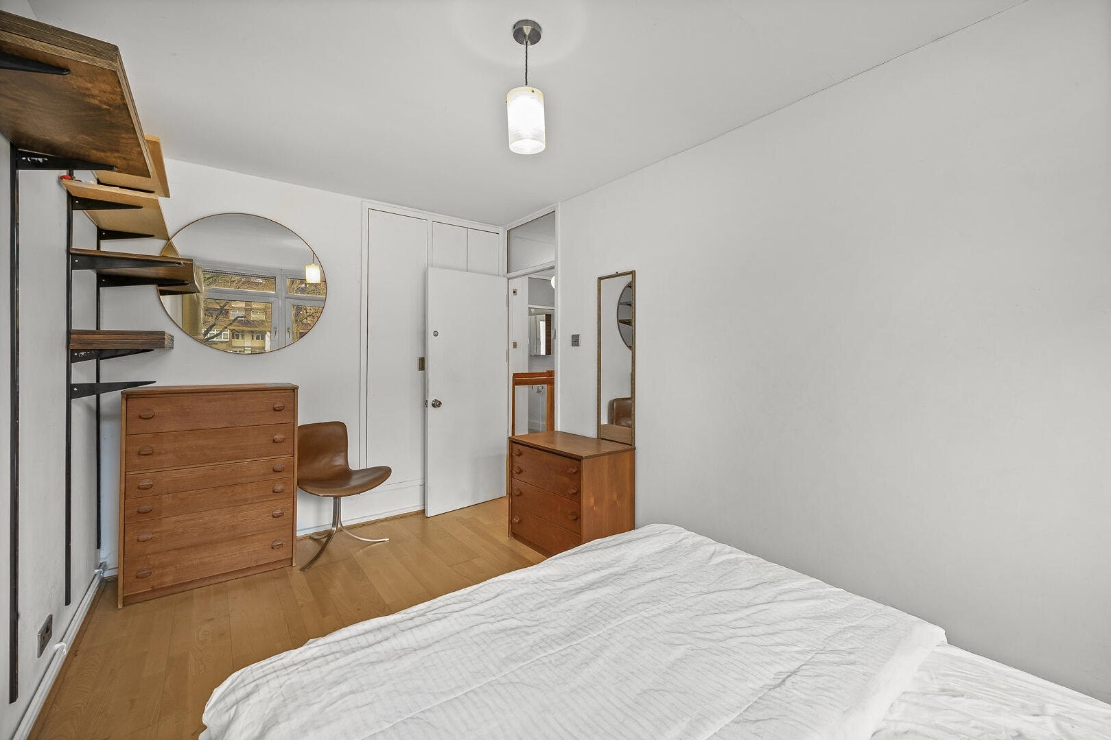 Flat Hanbury Street in Greater London
