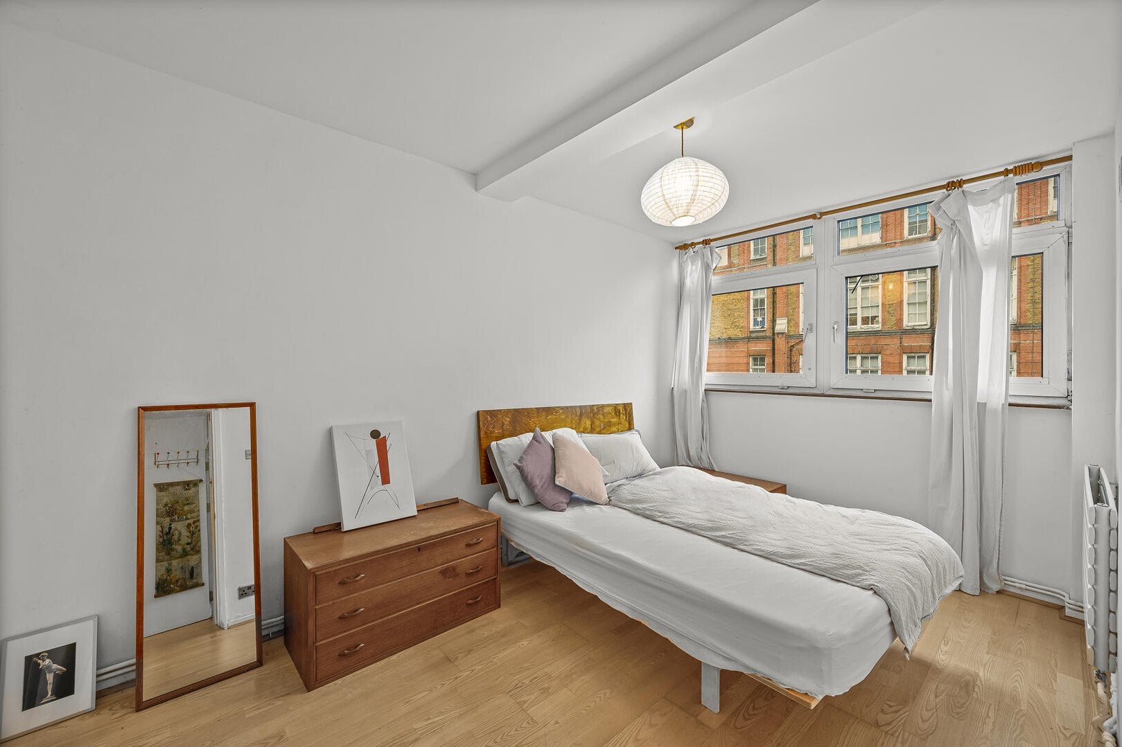 Flat Hanbury Street in Greater London