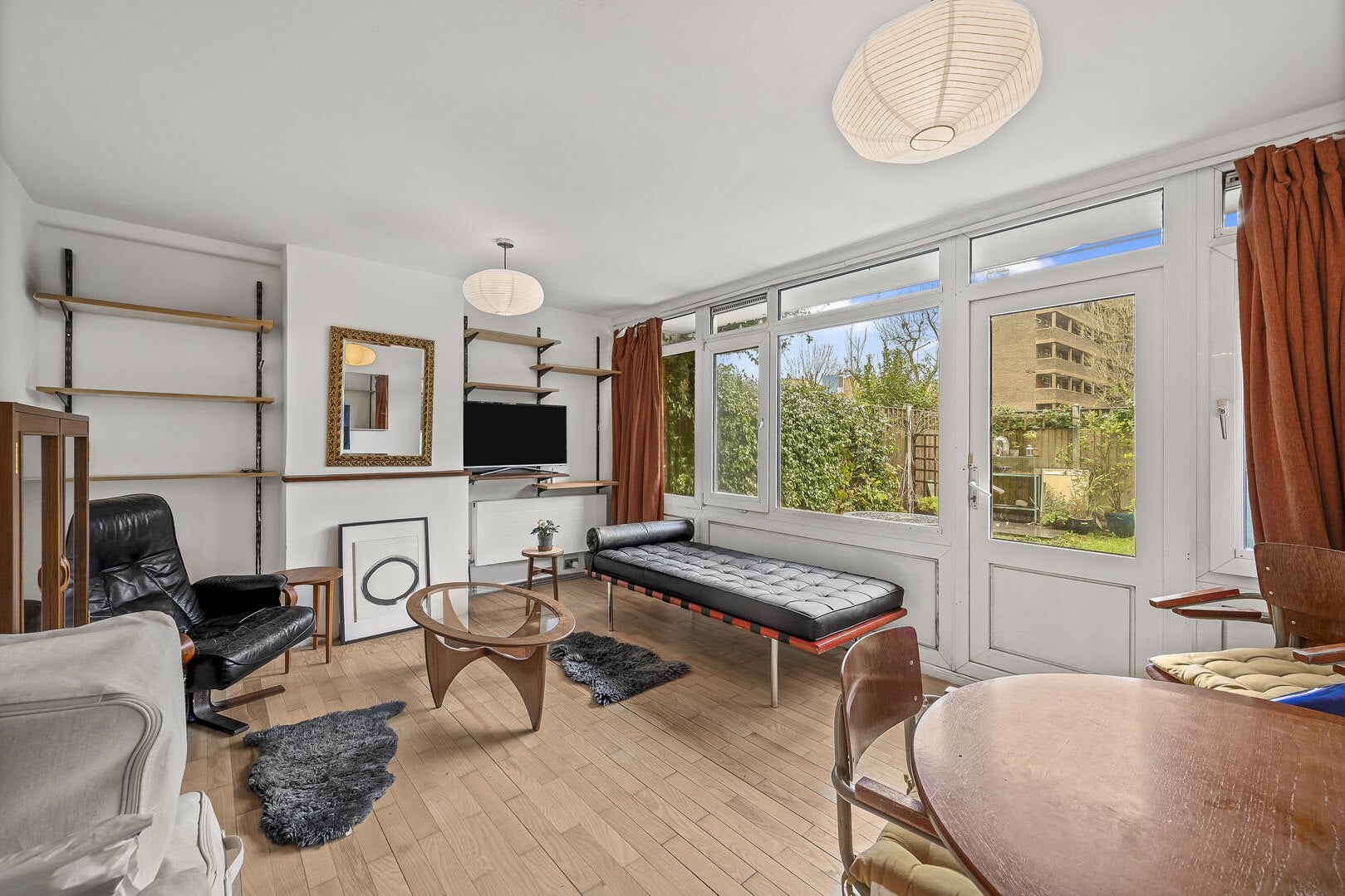 Flat Hanbury Street in Greater London