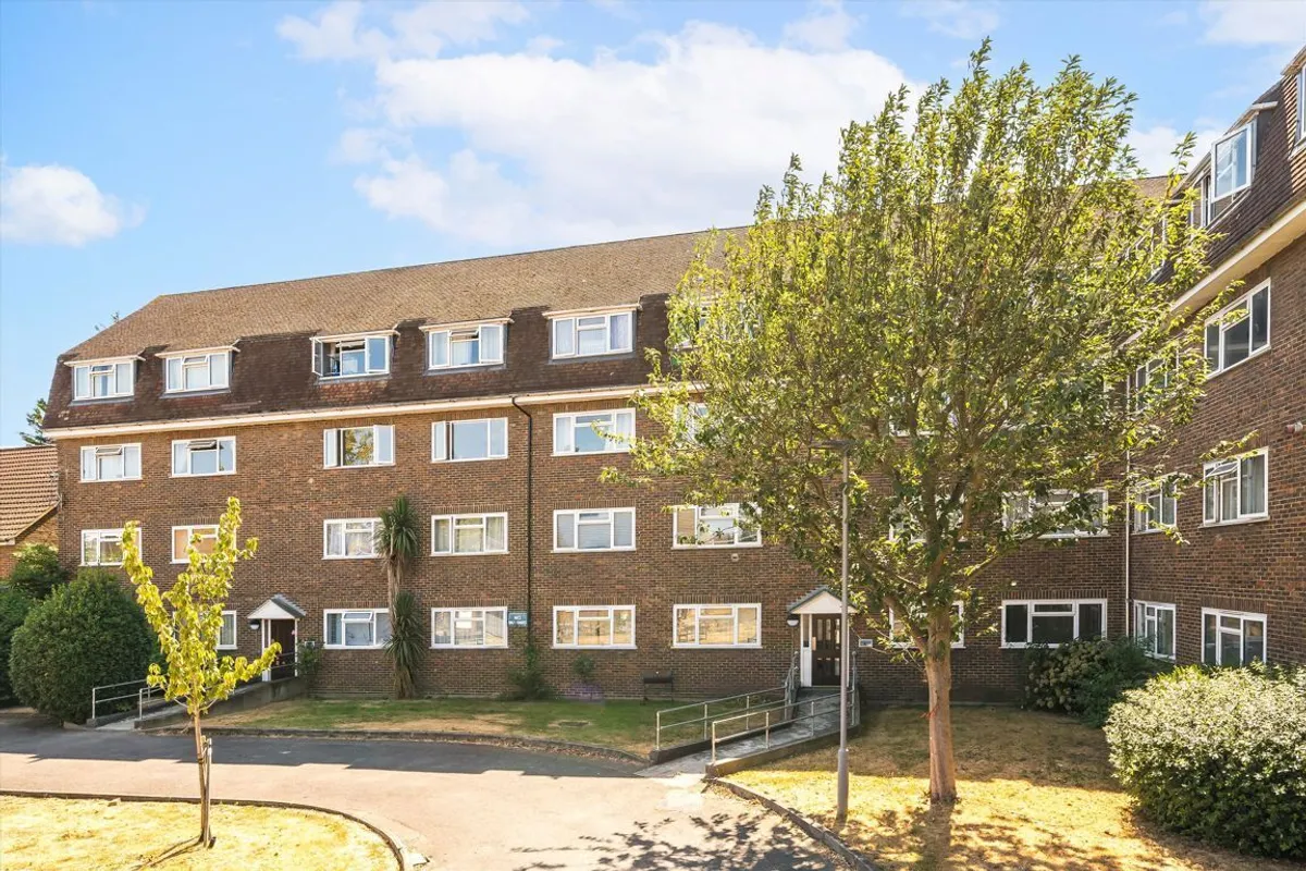 Flat Maple Court in Greater London