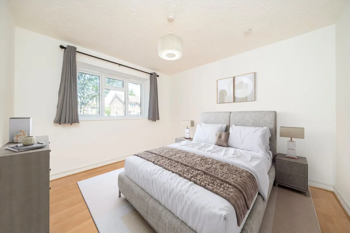 Flat Maple Court in Greater London