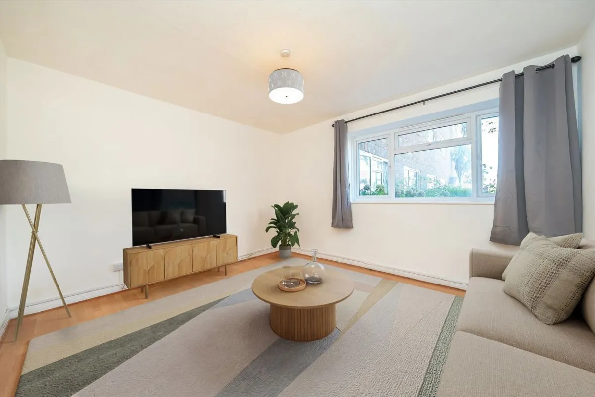 Flat Maple Court in Greater London