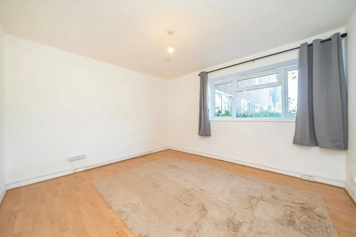 Flat Maple Court in Greater London