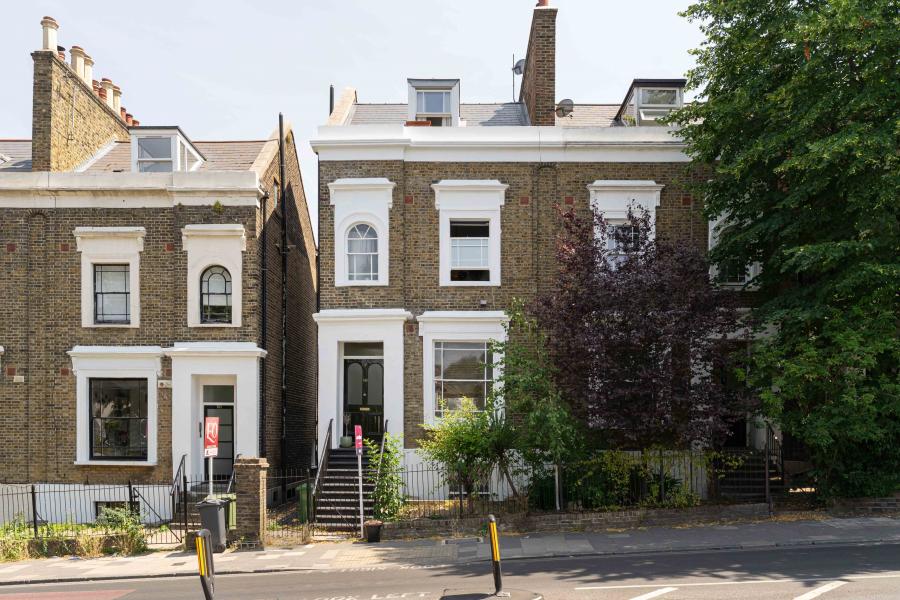 Flat Knight's Hill in Greater London
