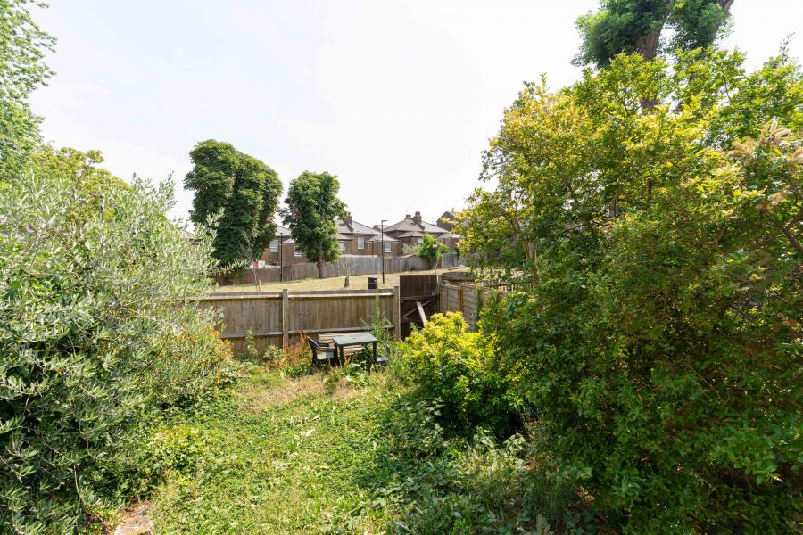 Flat Knight's Hill in Greater London