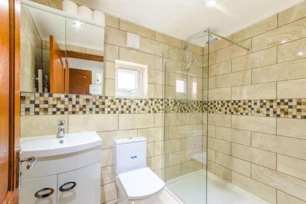 Room Halley Road in Greater London