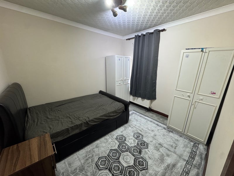 Room Halley Road in Greater London