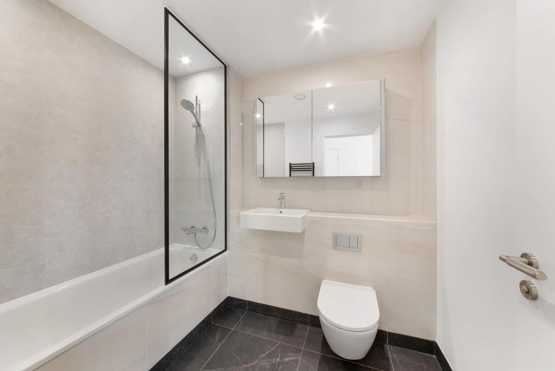 Flat Limehouse Causeway in Greater London