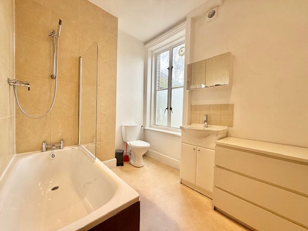 Flat Searles Road in Greater London